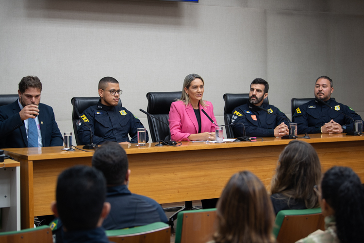 Agentes da Polícia Rodoviária Federal recebem homenagem da Câmara Legislativa