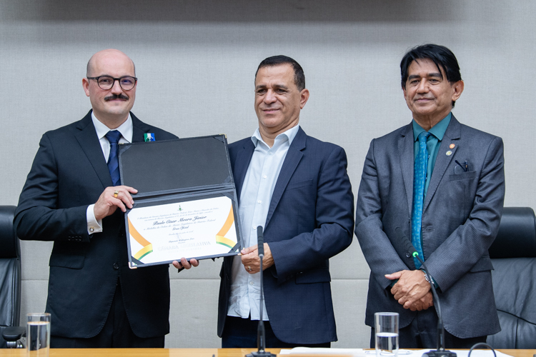 Médico Paulo César Moura Júnior recebe Medalha da Ordem do Mérito Legislativo