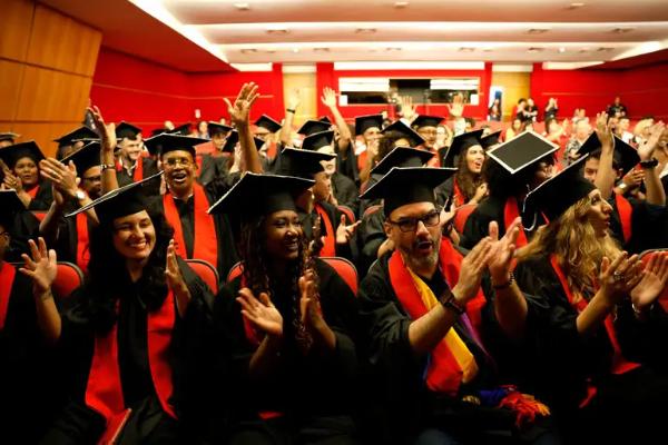 Nova lei institui formatura estudantil social e amplia acesso de alunos de baixa renda