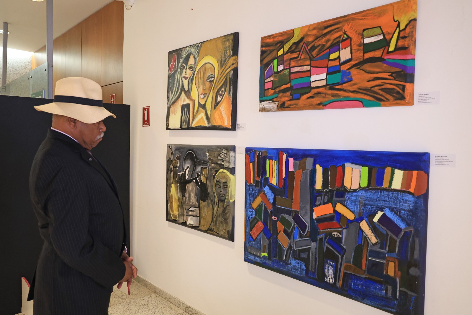 VIII Mostra de Arte e Literatura da AIC é aberta na CLDF com posse, homenagens e exposição de artes visuais