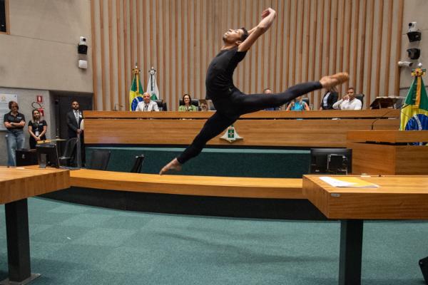 Câmara Legislativa celebra 10 anos do Instituto Arte Jovem