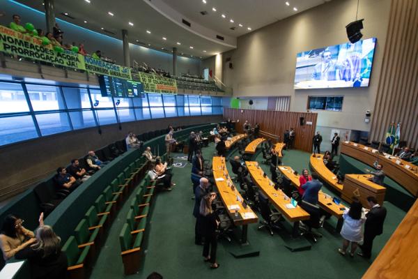 Unificação de mandatos de gestores escolares e reformulação do Conselho de Educação passam em primeiro turno
