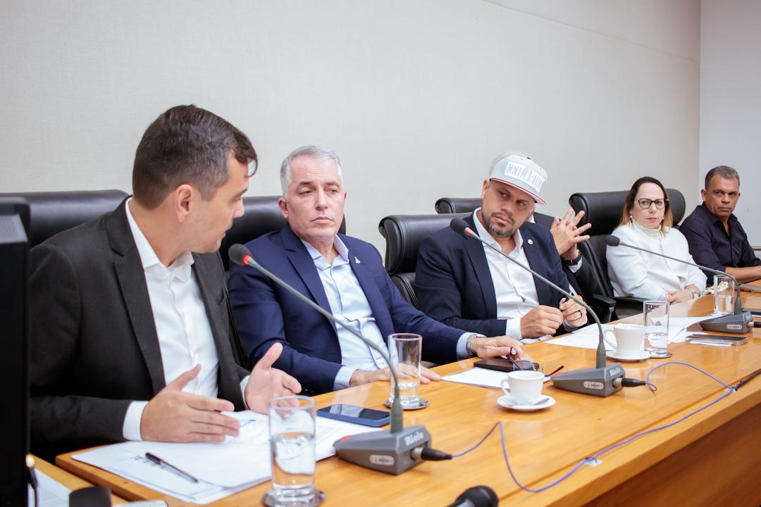 mesa da reunião técnica. Créditos da imagem: Luan Henrique Bastos.