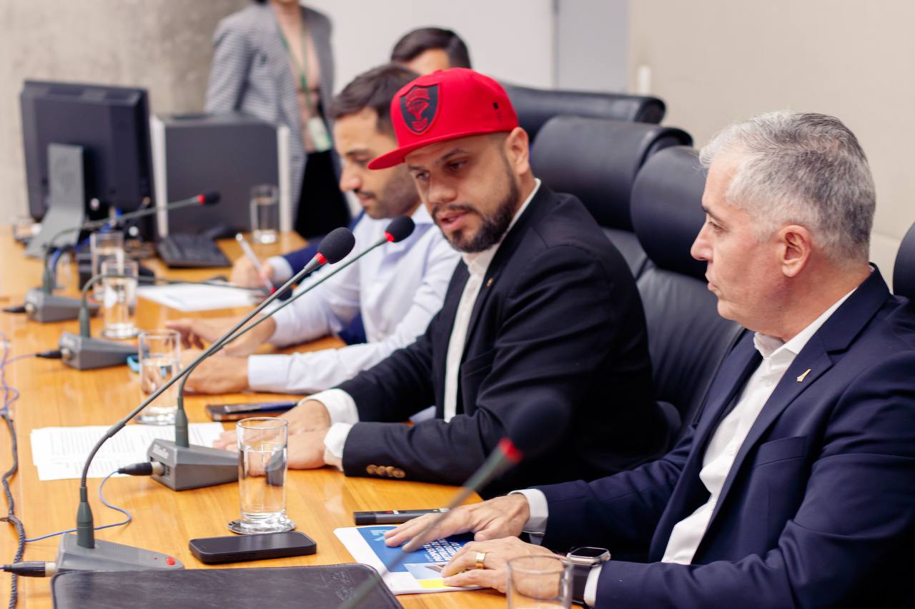 MESA 29-05-24. Créditos da imagem: Luan Henrique Bastos.