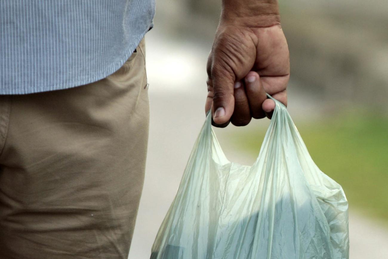 Proposta de Leandro Grass proíbe a distribuição gratuita ou venda de sacolas plásticas descartáveis, confeccionadas à base de polietileno, propileno, polipropileno ou matérias primas equivalentes
