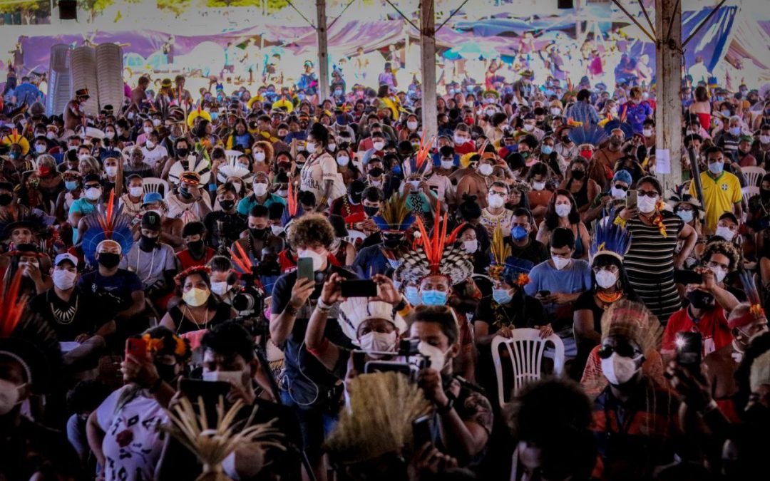 Desde o último domingo (22), indígenas de todo o país se reúnem na Praça da Cidadania, na Esplanada dos Ministérios, no movimento Luta pela Vida, organizado pela Articulação dos Povos Indígenas do Brasil (Apib)