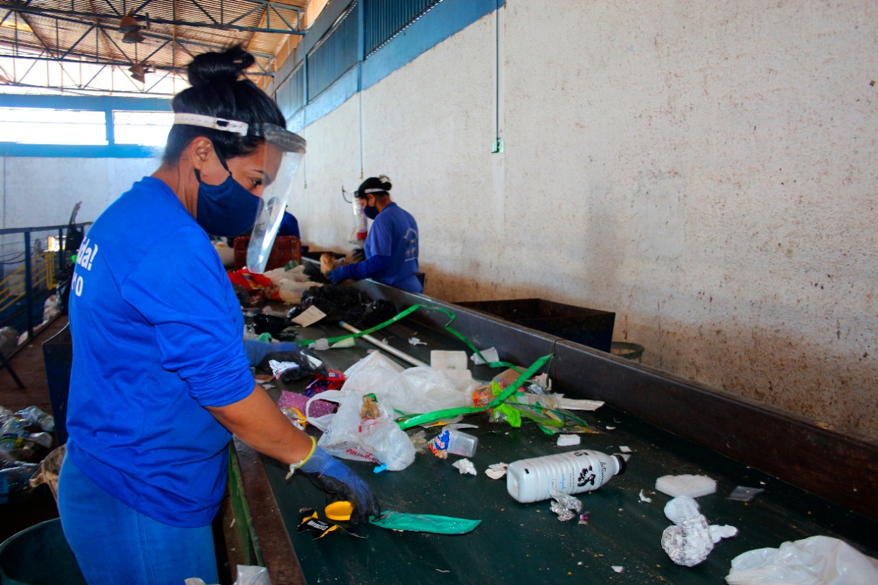 O objetivo principal da Política é diminuir o despejo de lixo reciclável no meio ambiente