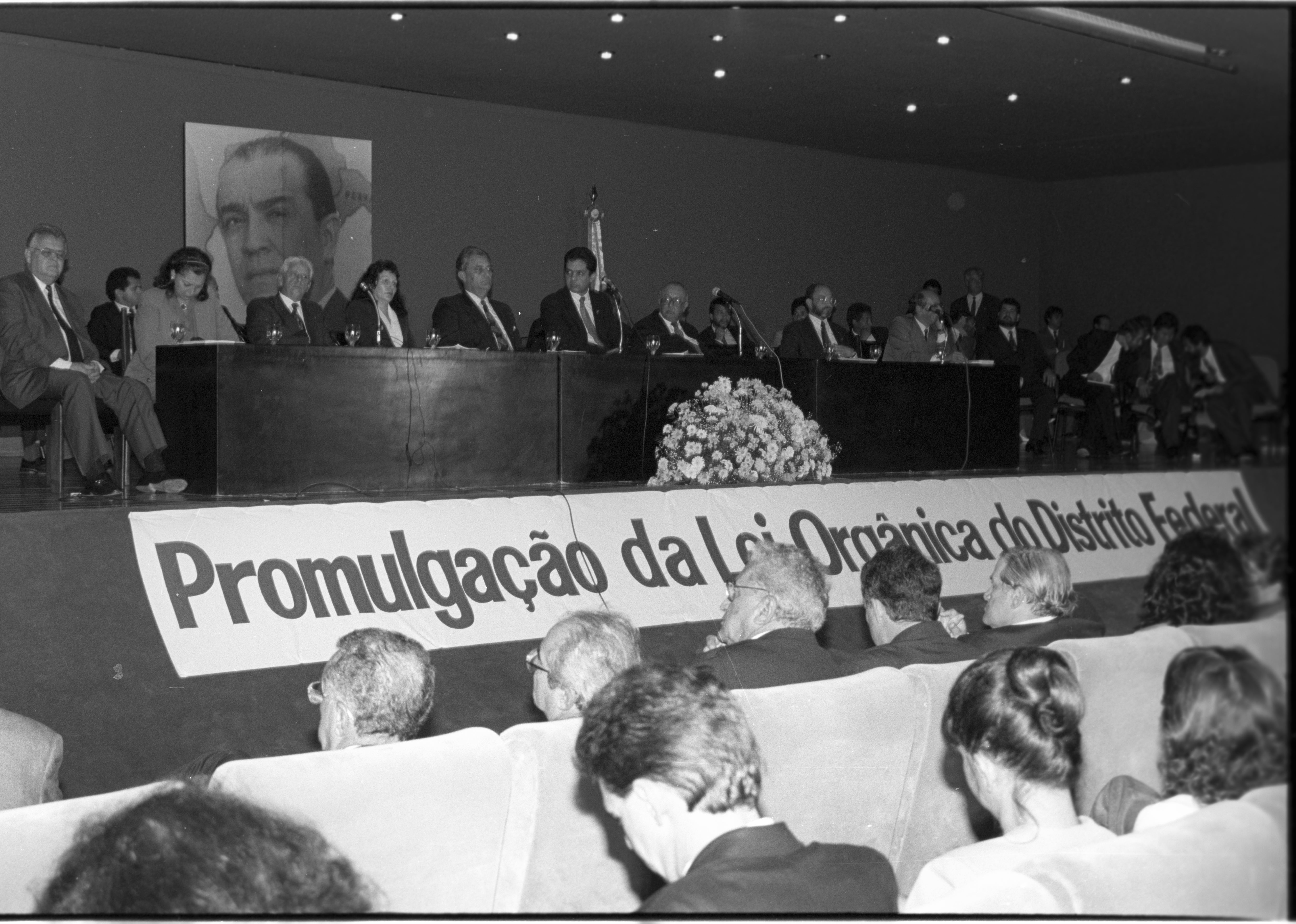 Em 1993, o destaque na linha do tempo é a promulgação da Lei Orgânica do DF, principal desafio da primeira Legislatura da Câmara Legislativa (1991-1994)