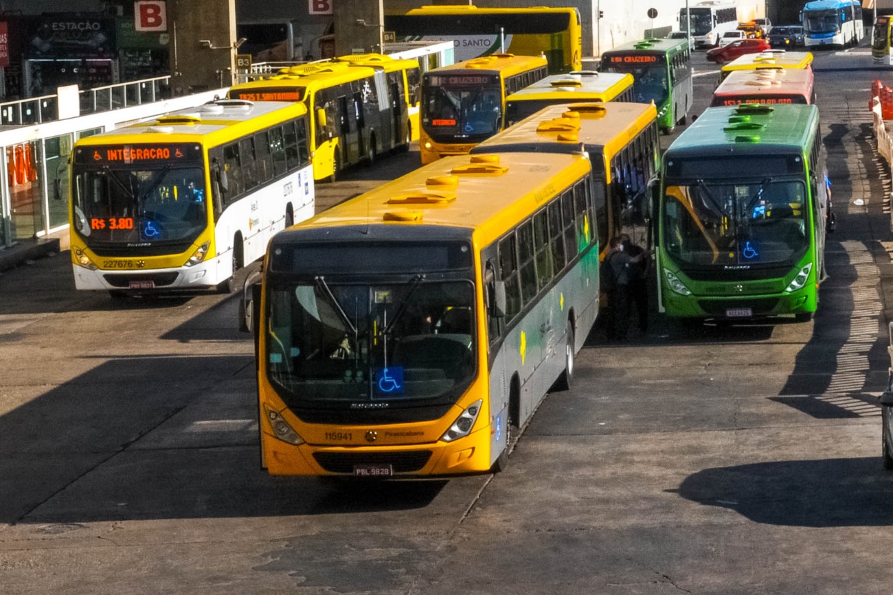 O texto objetiva aumentar a transparência sobre o funcionamento e as despesas do sistema de transporte