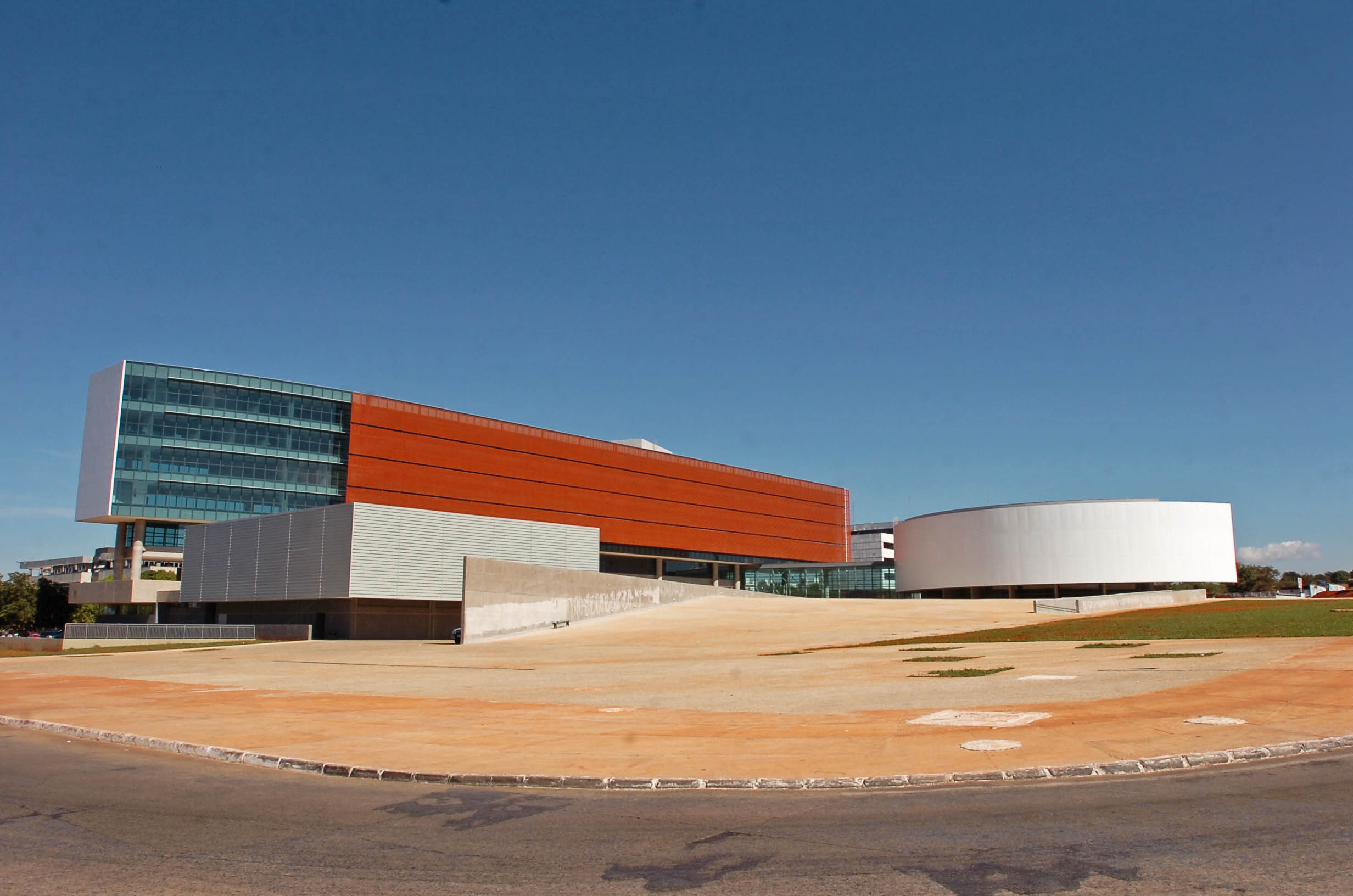 Imagem da matéria sobre 2010 - Câmara Legislativa inaugura sede definitiva no Eixo Monumental