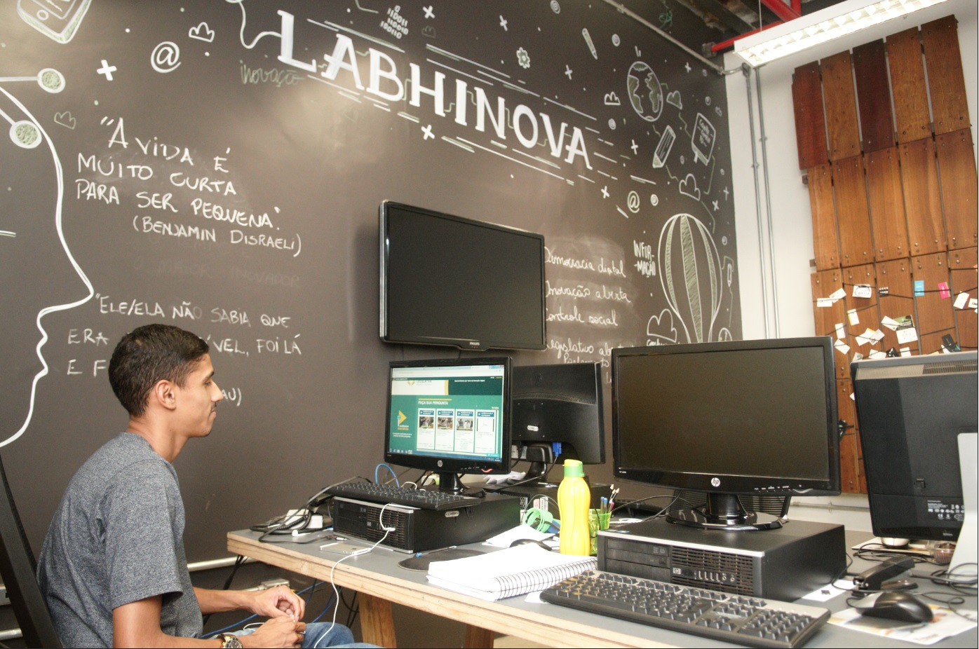 Servidor do Laboratório Hacker de Inovação (LabHinova) da CLDF observa a tela do e-Democracia