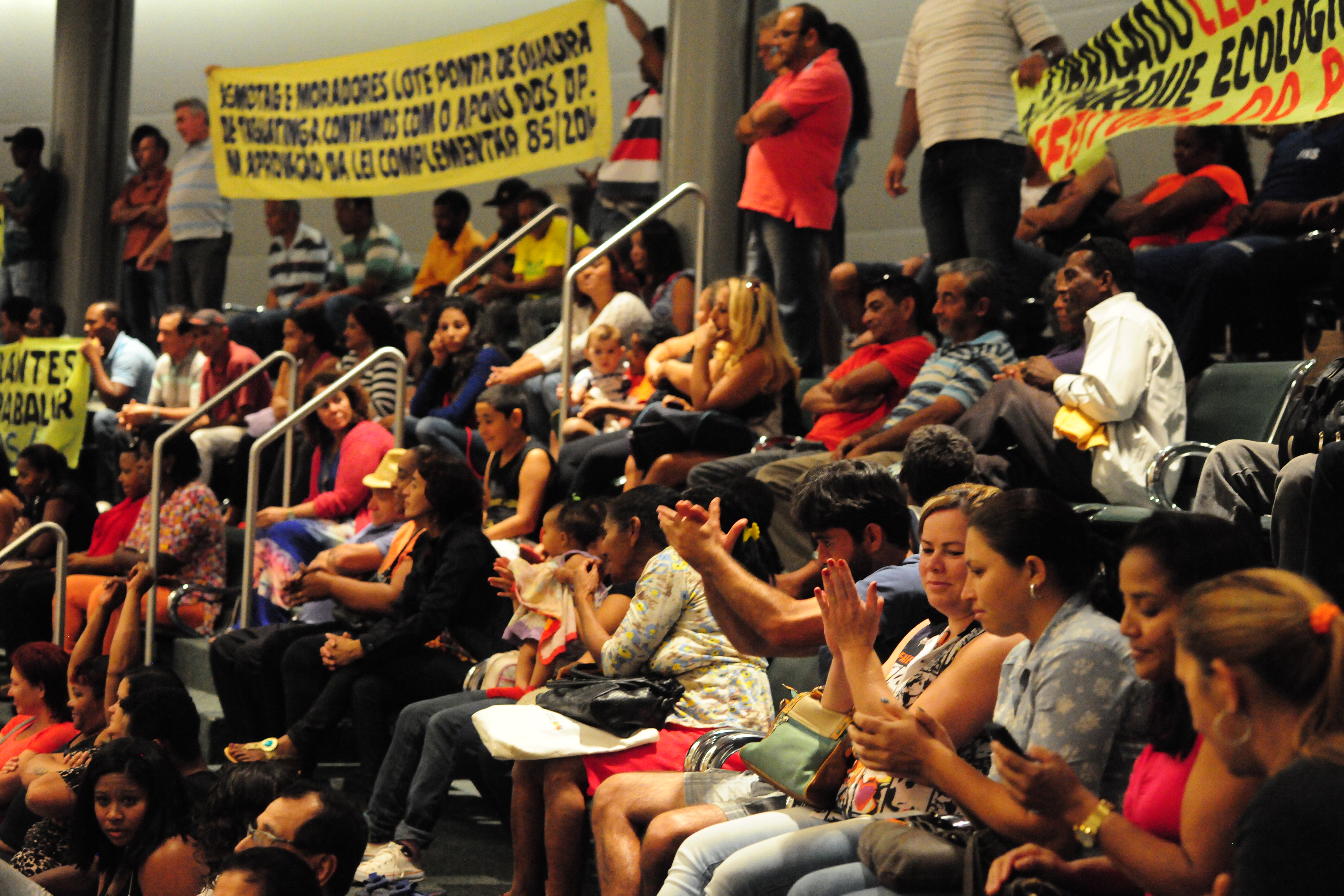 População do DF lota as galerias do Plenário da CLDF durante votação
