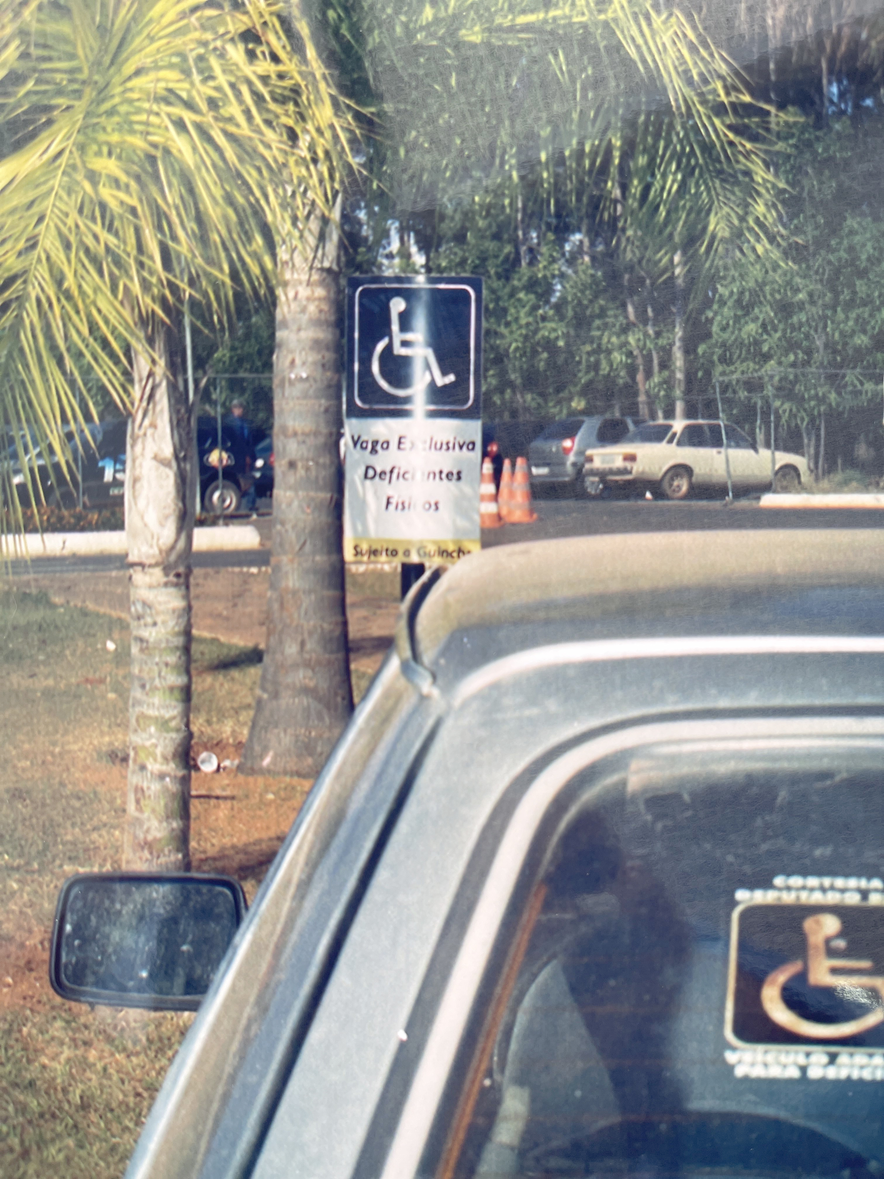 Imagem da matéria sobre 1998 - Identificação de vagas de estacionamento destinadas a pessoas com deficiência