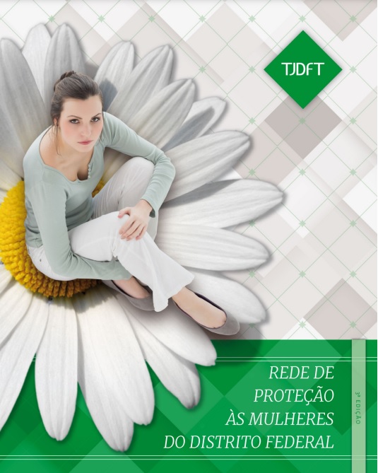 mulher com flor nos cabelos